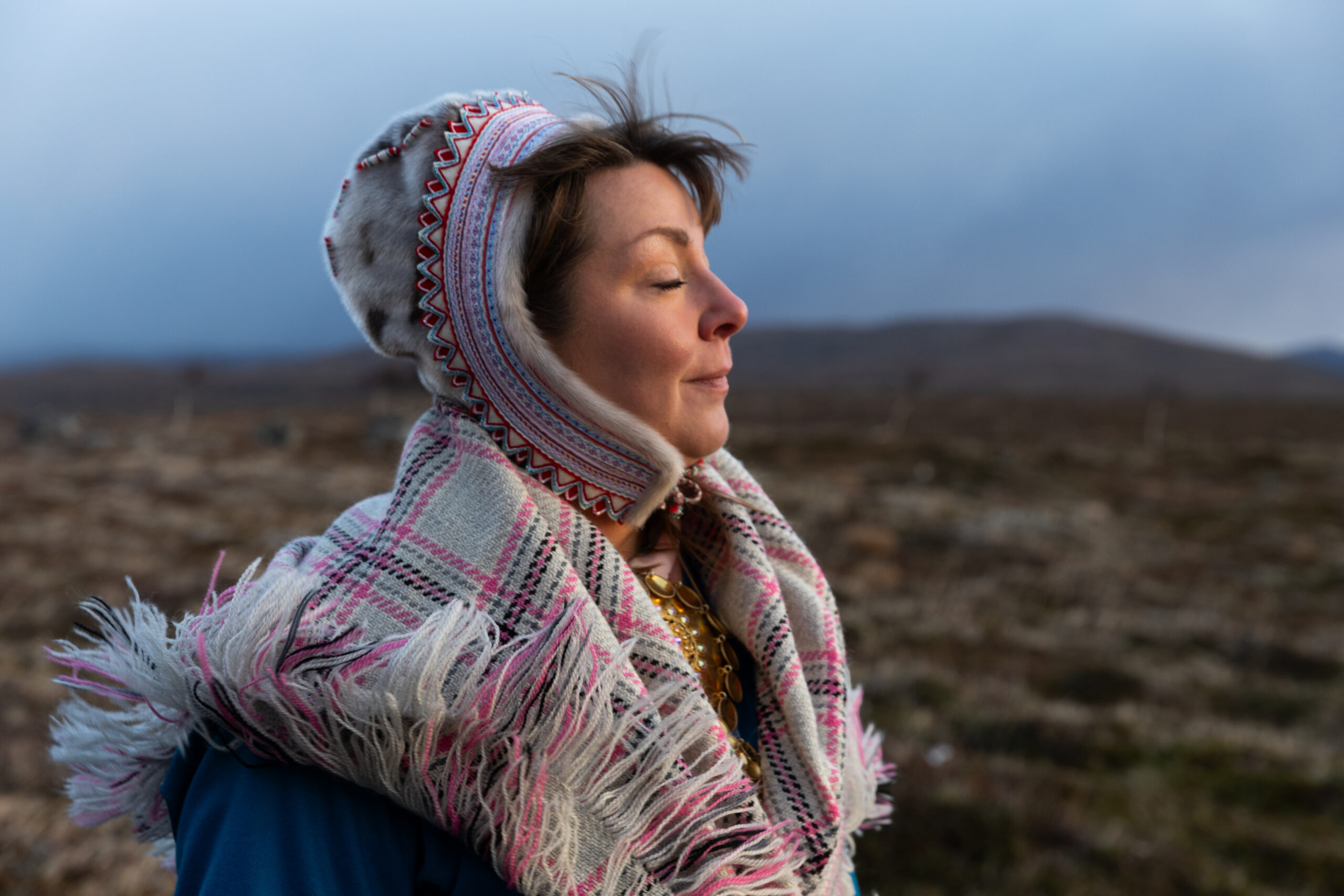 nainen silmät kiinni lapissa tunturissa