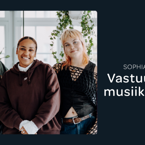 Kuvassa kolme henkilöä katsovat suoraan kameraan