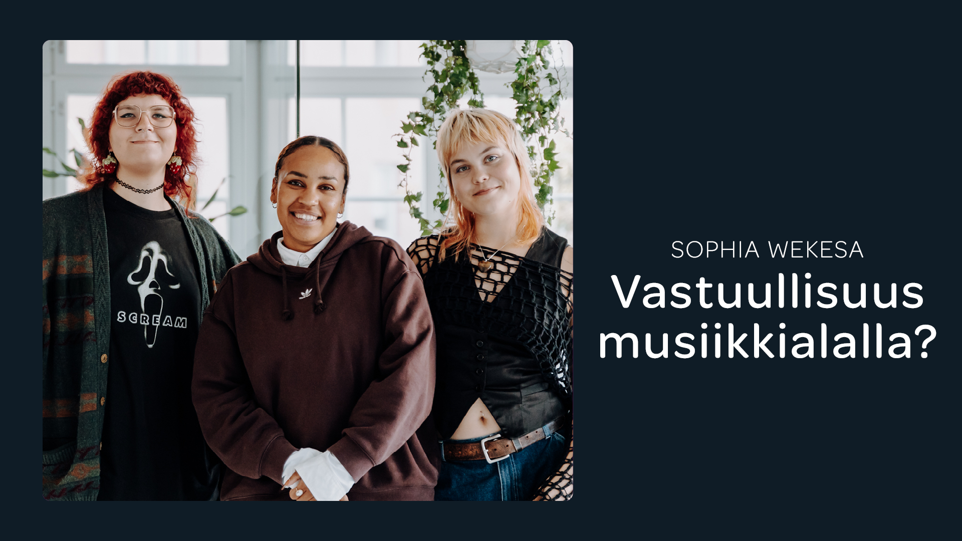 Kuvassa kolme henkilöä katsovat suoraan kameraan