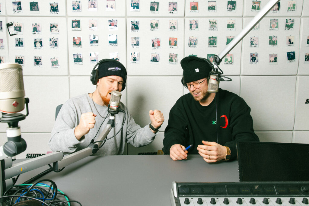 kaksi radiojuontajaa studiossa