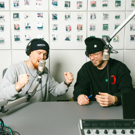 kaksi radiojuontajaa studiossa