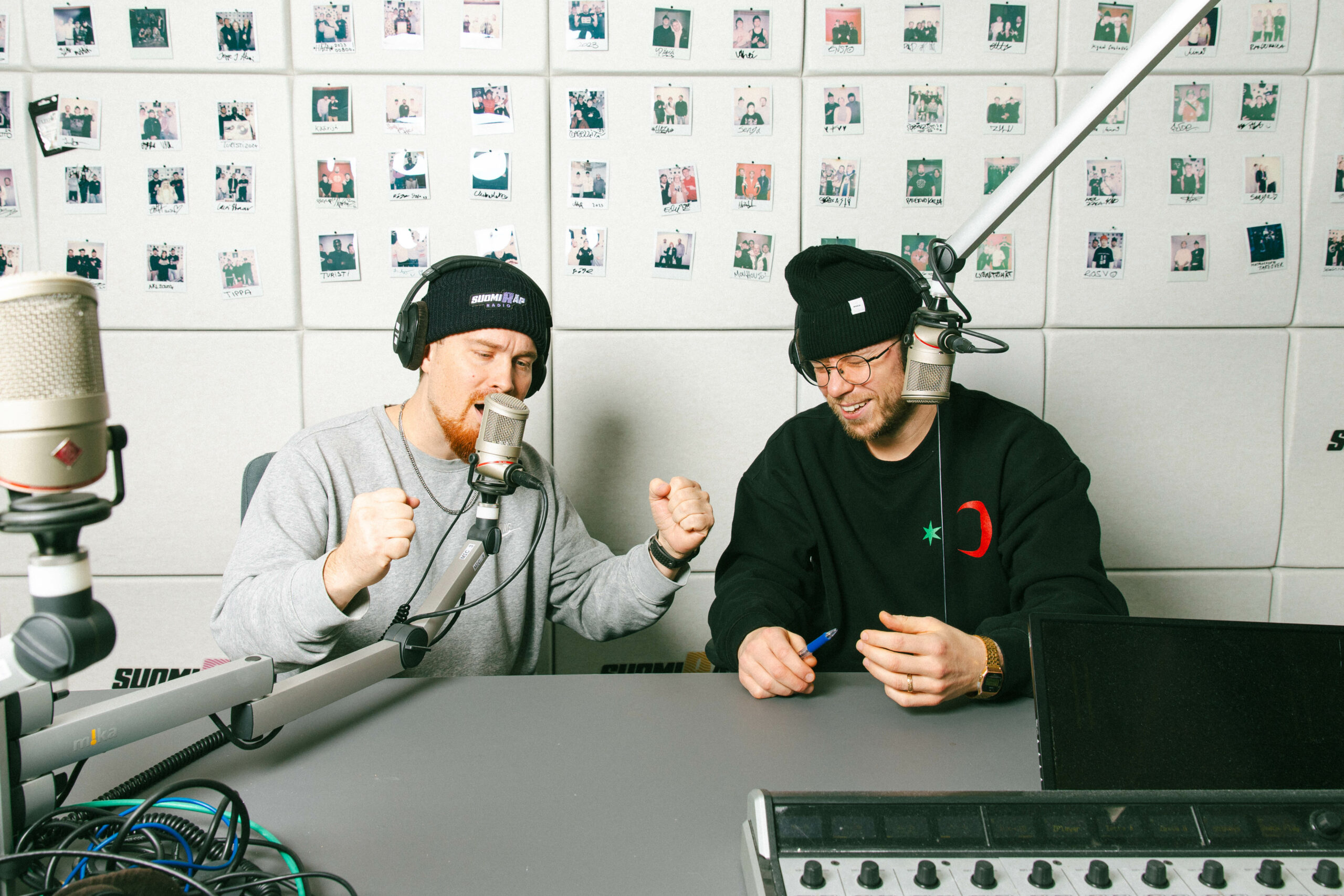 kaksi radiojuontajaa studiossa